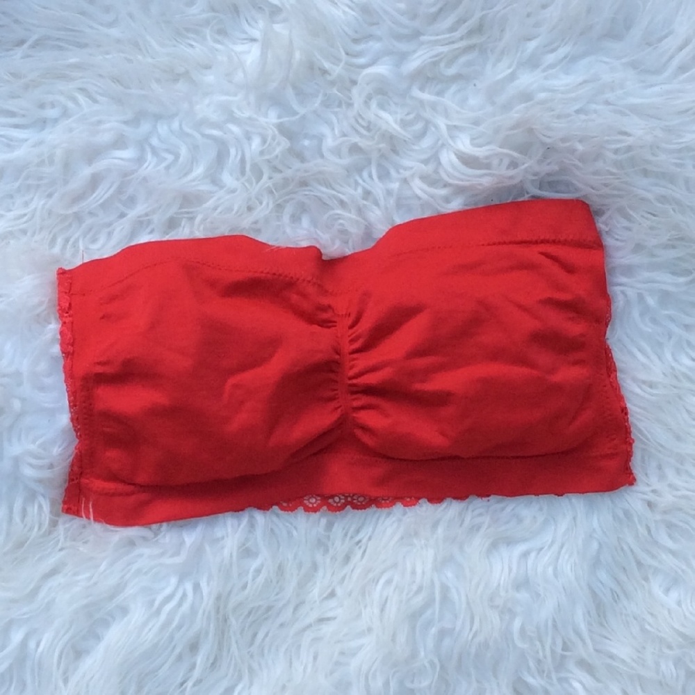 Red lace bandaue